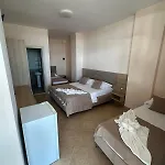 La Playa - Seaside Guest Отель Дуррес